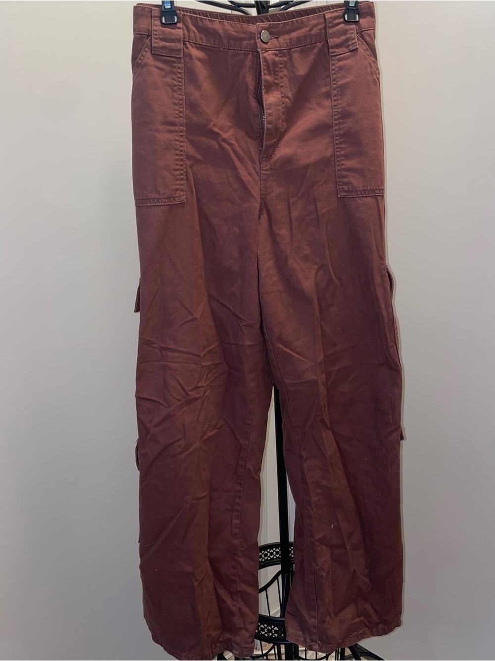 No Boundaries Wide-Leg Cargo Pants in Brown